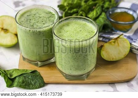 Pour The Prepared Health Smoothie Into Cups Or Glasses, Serve Immediately Until The Drink Contains T
