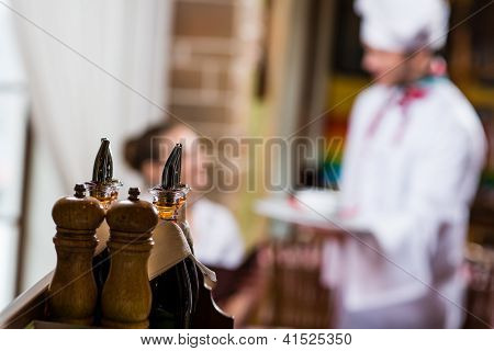 mit Salz und Pfeffer stehen