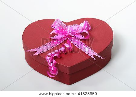 Valentine sydän laatikko muoto vaaleanpunainen nauha ja valkoinen takaisin maahan