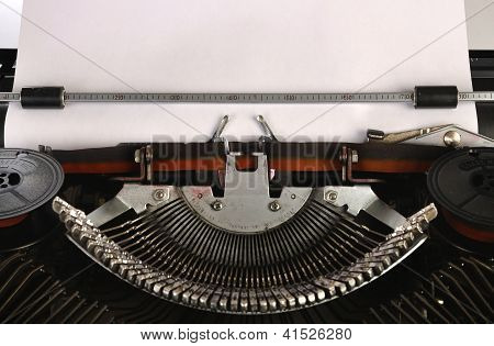Macchina da scrivere con un foglio di carta bianca