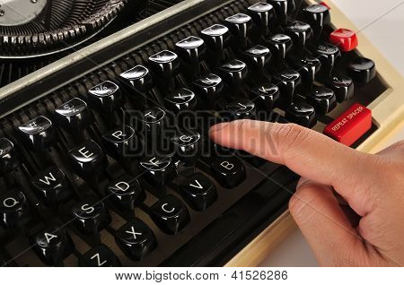 Donna mano digitando