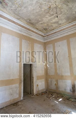 Devastation Inside The Nikolskoye-obolyaninovo Estate In The Village Of Podyachevo, Russia