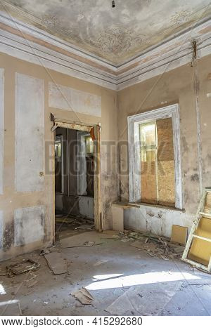 Devastation Inside The Nikolskoye-obolyaninovo Estate In The Village Of Podyachevo, Russia