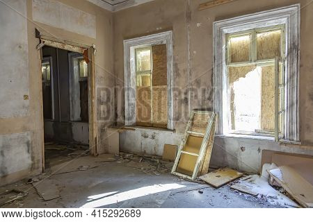 Devastation Inside The Nikolskoye-obolyaninovo Estate In The Village Of Podyachevo, Russia