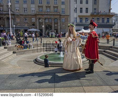 Zagreb, Croatia, September 2016 - Lady In Historic Costume And A Sodier In Uniform In The City Of Za