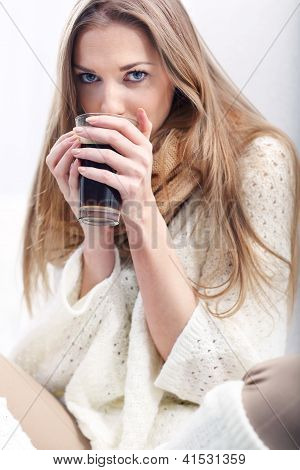Nainen kupin coffe