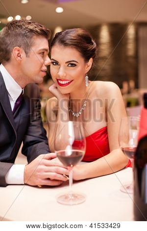 coppia flirtare in ristorante, passione amore