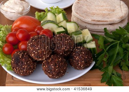 Falafel, servito con verdure