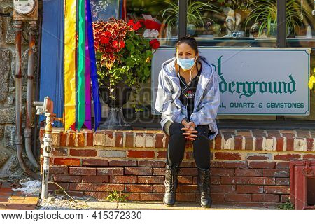 Ellicott City, Md, Usa 10/07/2020: A Young Hispanic Woman Working At A Jewelery Shop Is Sitting On W