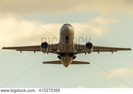 Washington Dc, Usa 10/02/2020: Bug Eye Overhead View Of An Airbus A319 Airplane After Take Off. It I