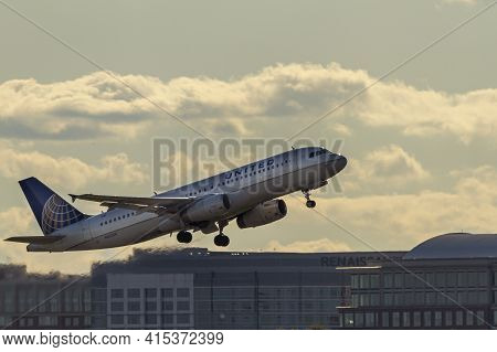 Washington Dc, Usa 10/03/2020: An Airbus A320 Passenger Airplane Operated By United Airlines Is Taki