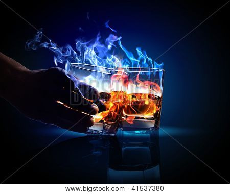 Obrázek dvou sklenic absintu hořící