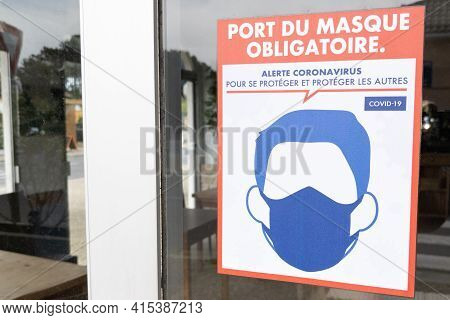 Bordeaux , Aquitaine France - 03 29 2021 : Port Du Masque Obligatoire Text French Sign On Wall Store