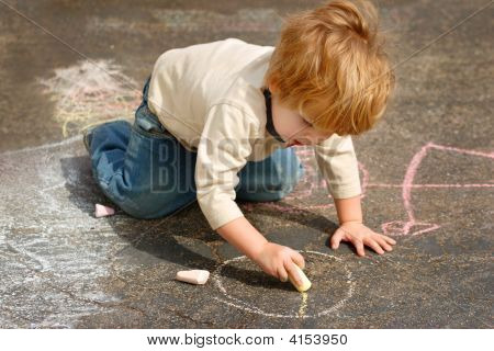 Ragazzo disegno esterno con gesso