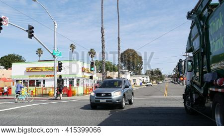 Oceanside, California Usa -20 Feb 2020: Wienerschnitzel Hot Dog Fast Food, Pacific Coast Highway 1, 