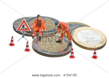 A miniatűr alakok Euro-érmék egy halom dolgozik.