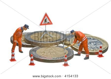 A miniatűr alakok Euro-érmék egy halom dolgozik.