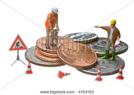 A miniatűr alakok a dollár-érmék egy halom dolgozik.