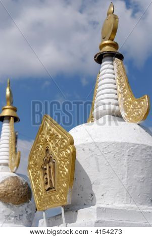 Suburgan สีขาว (พุทธอธิษฐานหิน) ในอู Buryatia