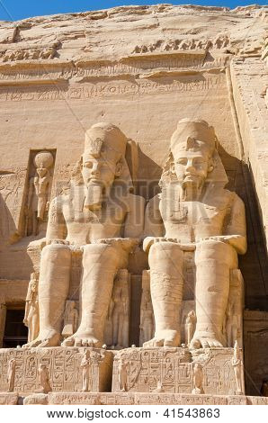 รูปปั้นของห้อง II ที่บู Simbel อียิปต์