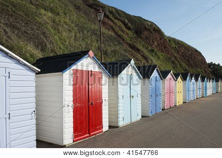Cabañas de playa colorido en Seaton, Devon, Reino Unido
