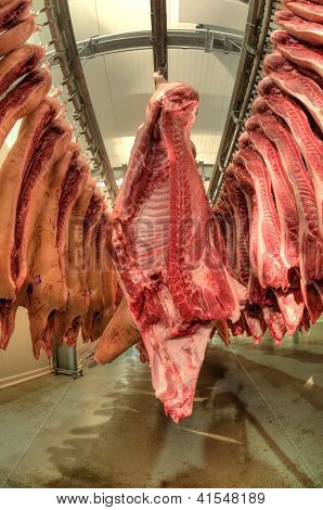 frisches Fleisch in einer Fabrik, Aufschnitt