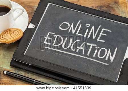 Online vzdělávací koncepce - bílé křídy rukopisu na staré břidlicové tabuli zobrazené na obrazovce 