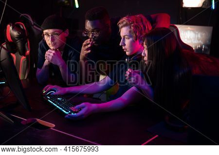Friends Came To The Computer Club To Play Together, Choose A Game