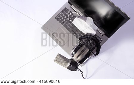 Home Work, Professional Condenser Headset Microphone, Computer And Mask Against Covid-19, White Back