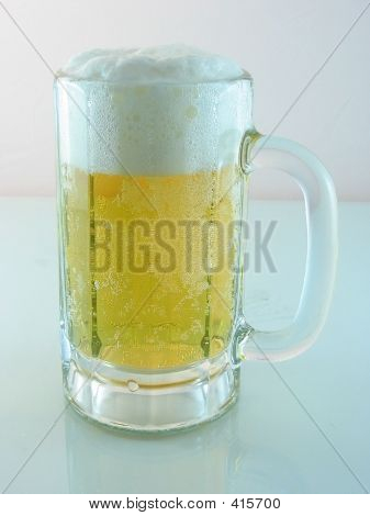 Холодное пиво пенистый льда