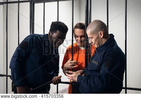 Prison Guards And A Dangerous Criminal Surf The Internet Together On A Smartphone.