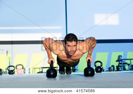 Spor salonu adam şınav gücü pushup egzersiz Kettlebell ile bir egzersiz