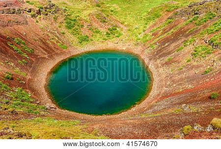 Kerid Güney-Batı İzlanda üzerinde bulunan turkuaz rengin güzel bir krater gölüdür. HDR