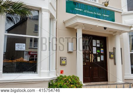 Llandudno, Uk: Mar 18, 2021: The Rose Tor Hotel Has A Sign In Their Window Promoting Social Distanci