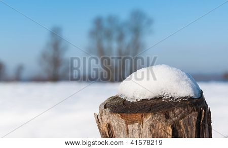 Houten paal met sneeuw op de Top Melding