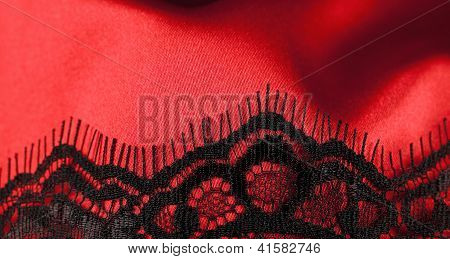 Cetim vermelho com laço preto