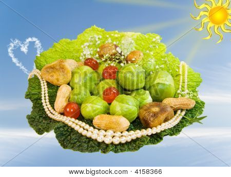 Friska frukter och grönsaker under blå himmel