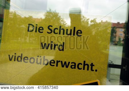 Video Surveillance In School Sign In German (die Schule Wird Videoüberwacht.)