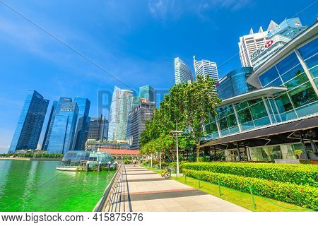 Singapore - April 28, 2018: The Marine Promenade Of Marina Bay On A Bright Sunny Day With Blue Sky. 