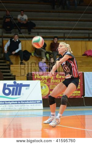 KAPOSVÁR, Maďarsko - 27. ledna: Virag Csitari v akci na maďarské I. liga volejbal hra K