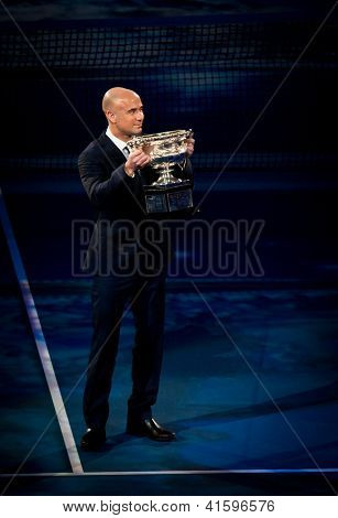 MELBOURNE - Januar 27: Andre Agassi mit der Trophäe vor den Australian Open 2013 Januar,,