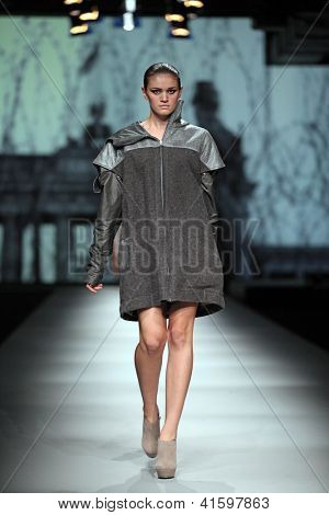 ZAGREB, Hırvatistan - 18 Ekim: Moda model Jet Lag tarafından 'Croaporter' moda soydan yapılan giysiler giyer