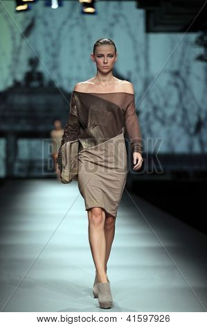 ZAGREB, Hırvatistan - 18 Ekim: Moda model Jet Lag tarafından 'Croaporter' moda soydan yapılan giysiler giyer