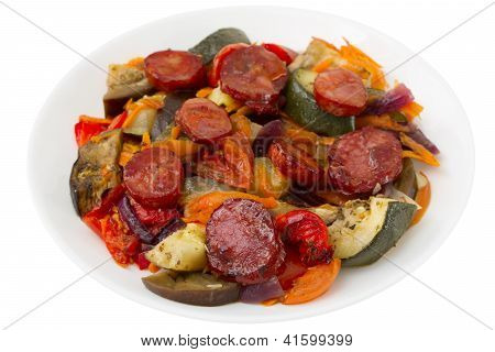 Chourico con verdure sul piatto su sfondo bianco