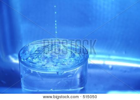 Wasser Drollest fallen in ein blaues Glas sauber reine kalt Waterwater Drollest fallen in eine Blu