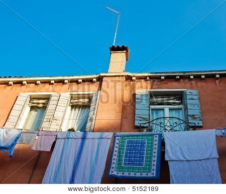 Wand mit Wäscherei in Venedig