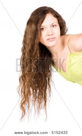 Jovem mulher com cabelo longo morena