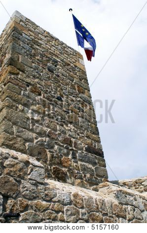 Gamle slot tårn med to flag