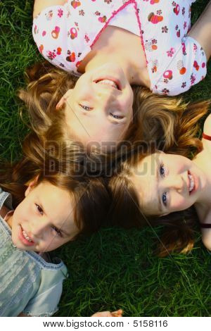 草に 3 人の女の子