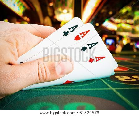 poker Cards In A Man Hand In The Casinò